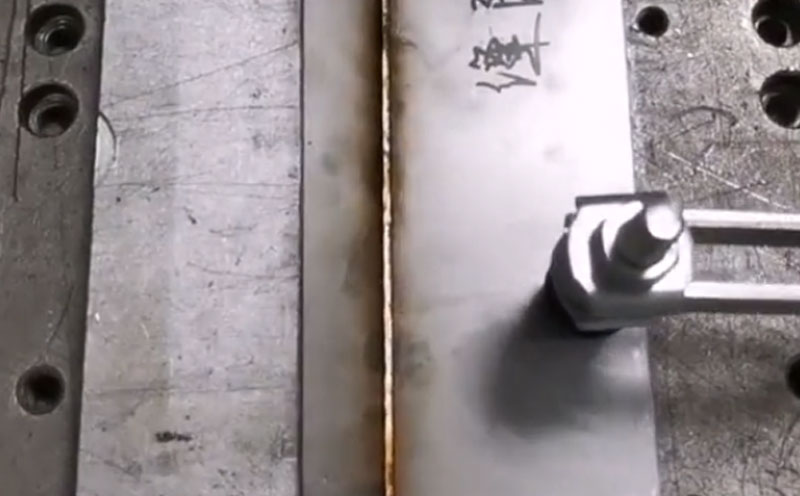 手持式自動送絲焊接機焊3mm不銹鋼板，速度快 強度高 焊道美觀