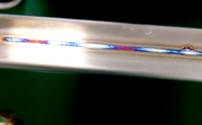 客戶現場測試手持式激光焊接機 焊不銹鋼箱體 效率高 速度快 無需焊絲