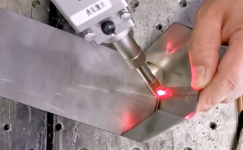 手持激光焊接機 1mm不銹鋼制品 弧形焊 焊縫牢固美觀