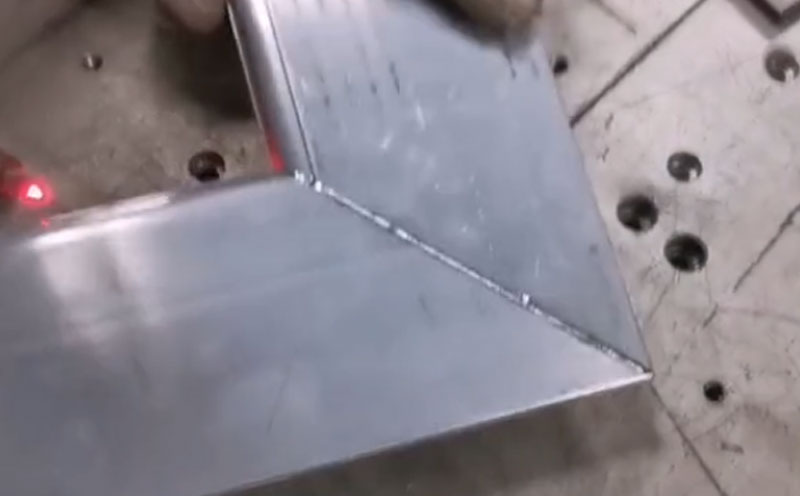 手持激光焊接機 1.2mm鋁合金門窗45度角拼焊 牢固度高 焊縫美觀