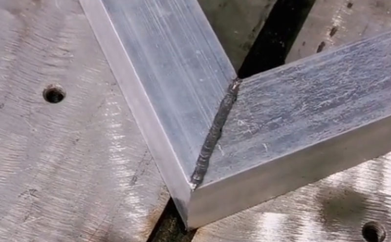 1000瓦手持激光焊接機，焊0.8mm鋁方管，牢固美觀不變形