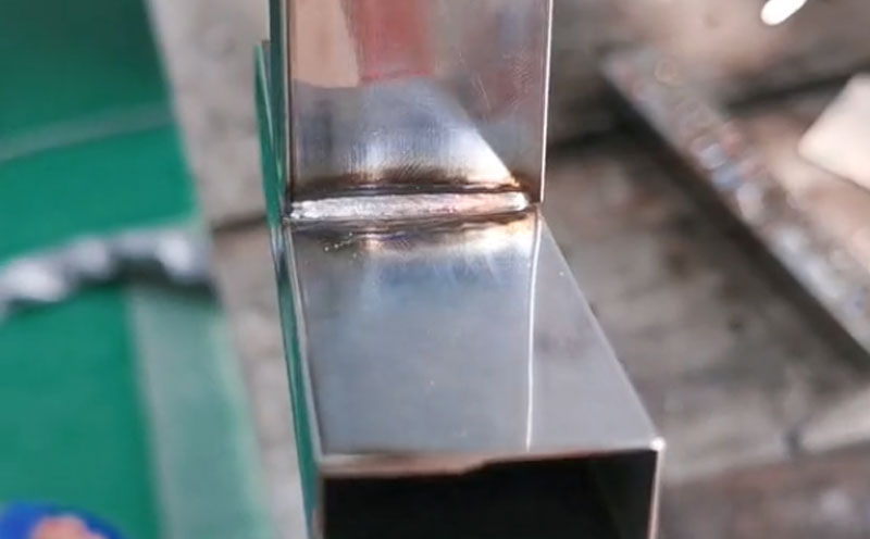 1000瓦手持激光焊接機，焊0.4mm不銹鋼方管，焊縫牢固美觀