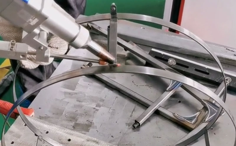 1000瓦手持激光焊接機 焊不銹鋼工藝品 操作簡單焊縫牢固美觀