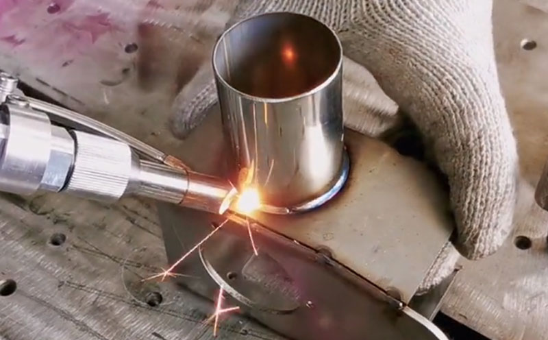 1000瓦手持激光焊接機 焊1.5mm不銹鋼圓管 速度快牢固度高