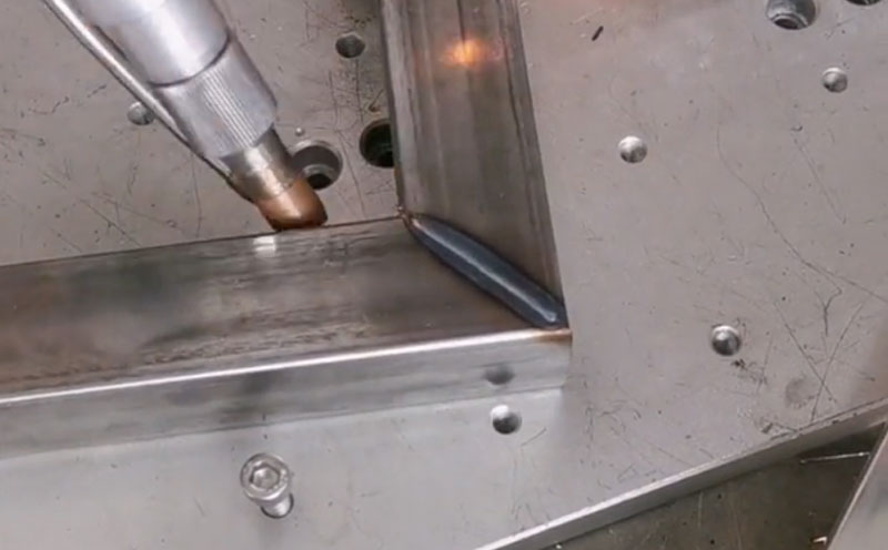 1000瓦手持激光焊接機(jī) 1mm不銹鋼管拼焊 牢固不變形