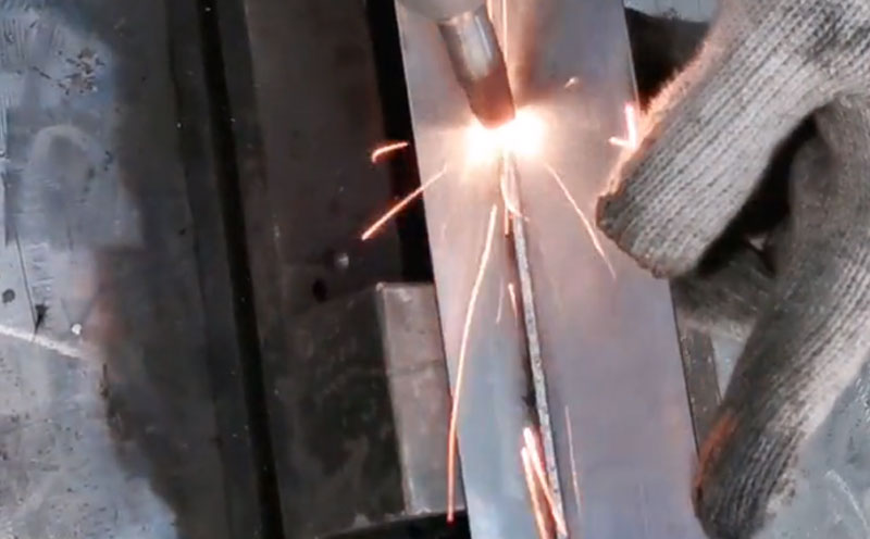 1000瓦手持激光焊接機(jī) 0.8mm鍍鋅板角焊 縫隙牢固美觀