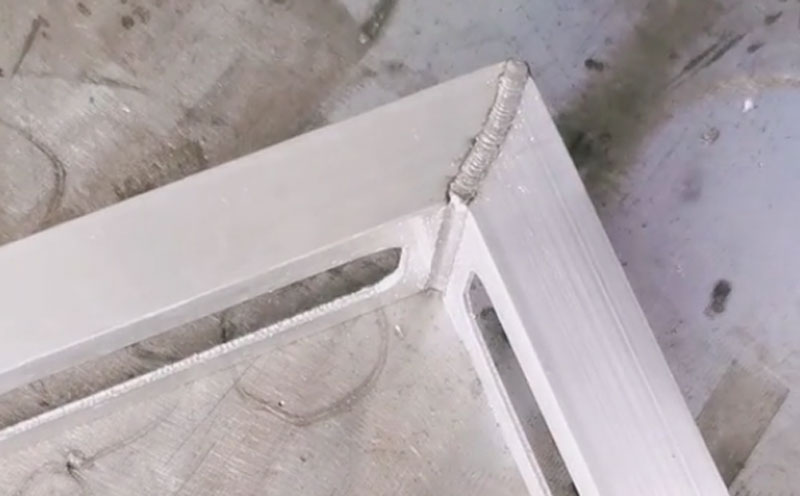 1000瓦手持焊接機(jī)焊鋁合金 操作簡單 焊縫牢固美觀不變形。