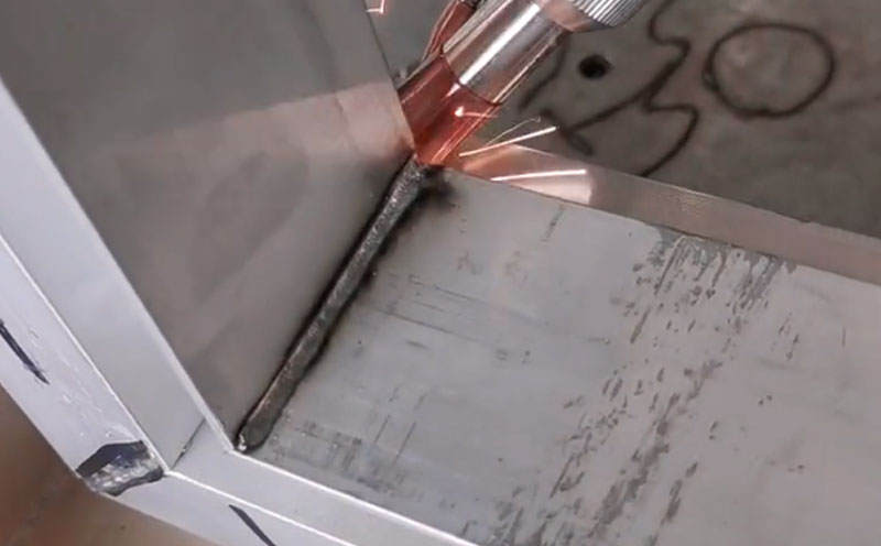 1000瓦手持焊接機(jī)，焊鋁合金門窗，焊縫牢固美觀不變形