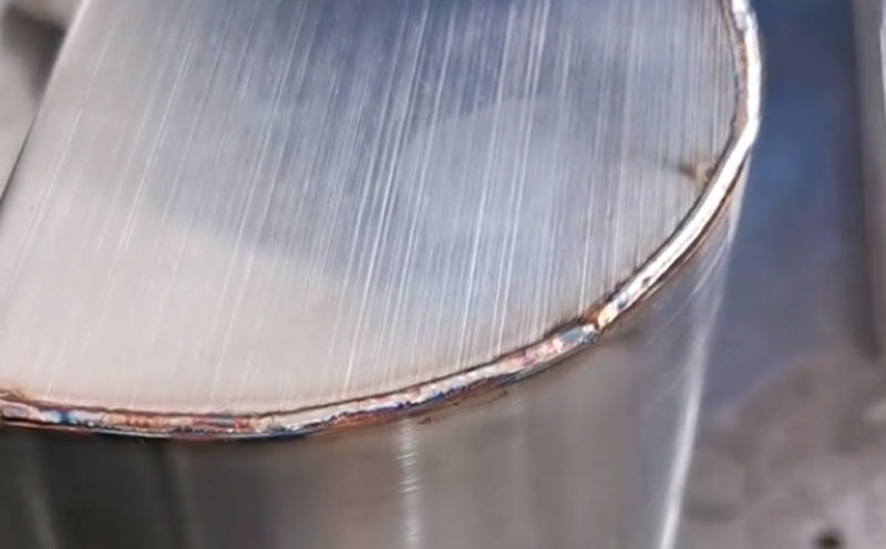 1000瓦手持焊接機(jī)，焊不銹鋼圓弧，拐個彎就焊好了，太簡單了吧！