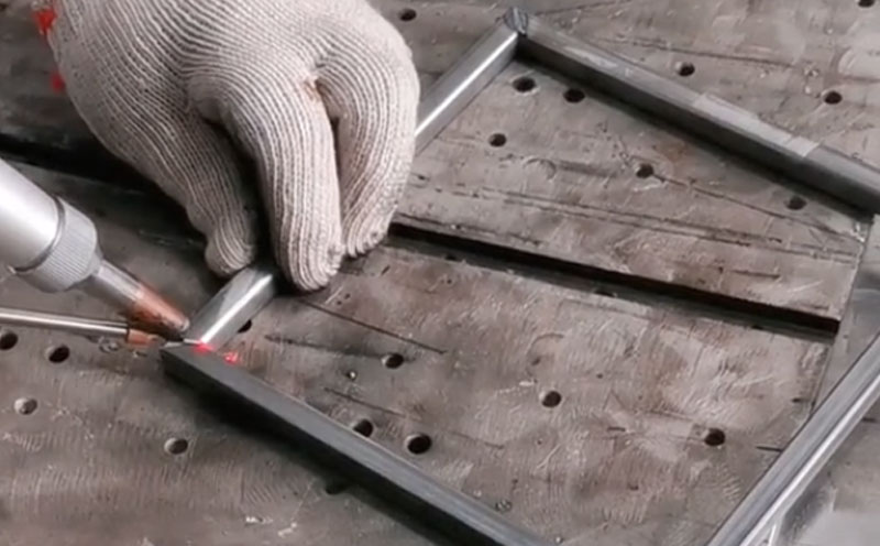 1000瓦手持焊接機(jī)，焊0.8mm鐵方管牢固不變形！