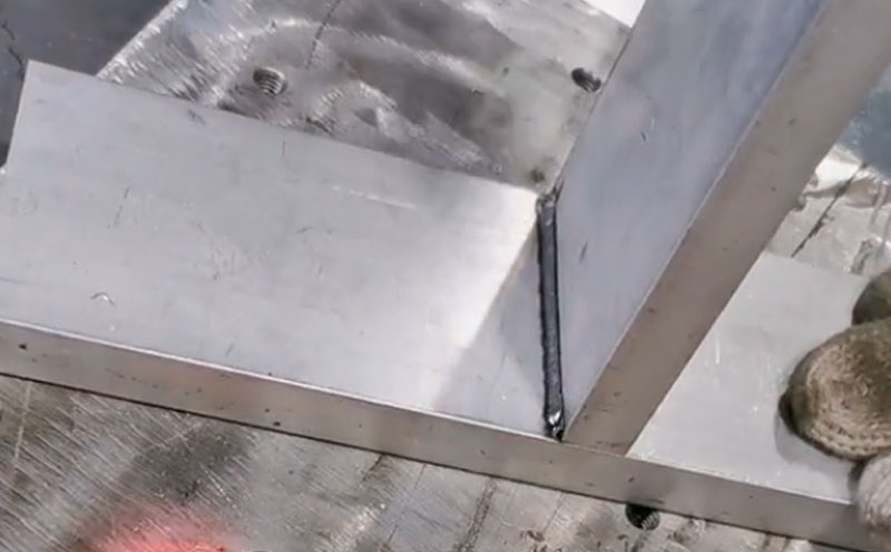 1000瓦手持焊接機(jī) 客戶現(xiàn)場試機(jī)，普通人都會用，無需技術(shù)