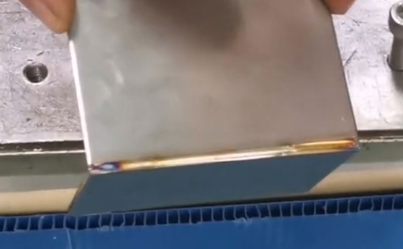 來面試激光焊接工程師的小兄弟手持激光焊接機(jī)焊接的效果，你們說可以直接錄用他嗎？