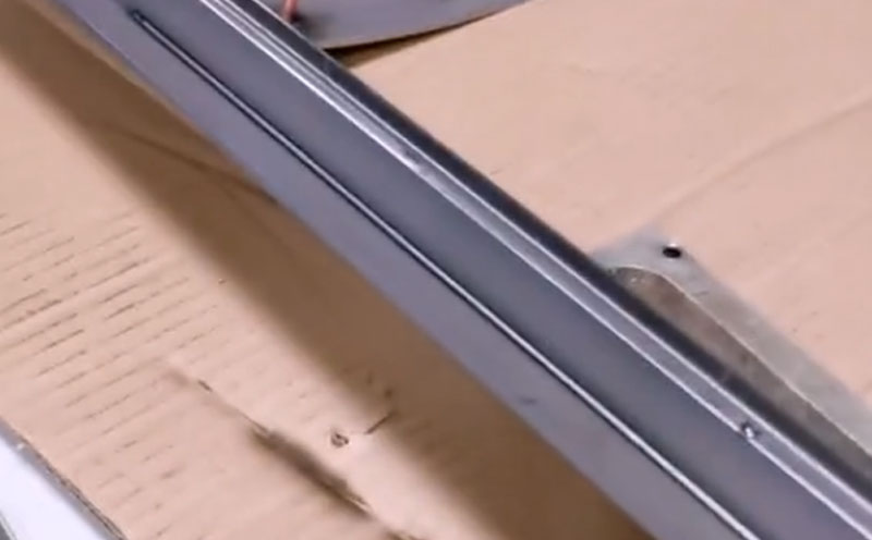 行政小姐姐用手持激光焊接機 焊3mm鐵門框效果 誰說女子不如男？