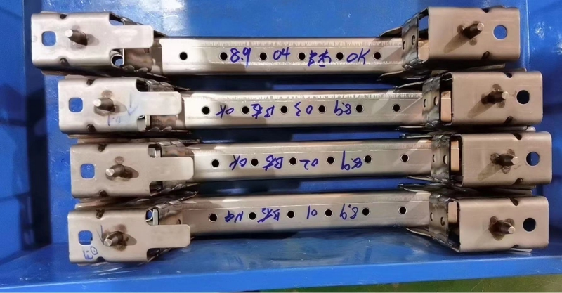 新能源汽車焊接機器人