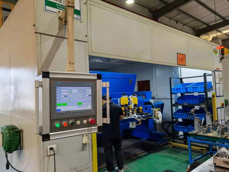 新能源汽車焊接機器人