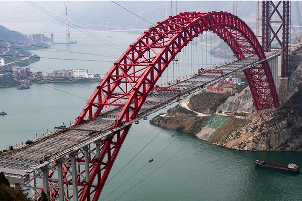 6251636007887792.jpg 鋼桁拱橋自動焊接1